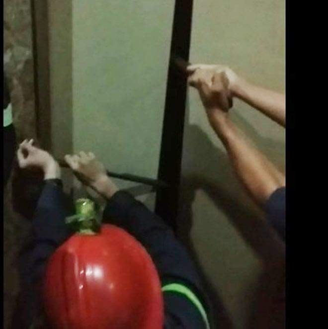 Cảnh sát phá cửa thang máy khách sạn, cứu 8 người mắc kẹt - 1