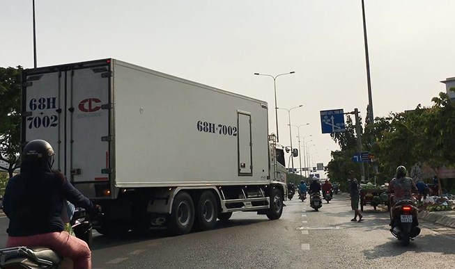 Điều tra: Xe tải tung hoành vào giờ cấm trước chốt CSGT - 1